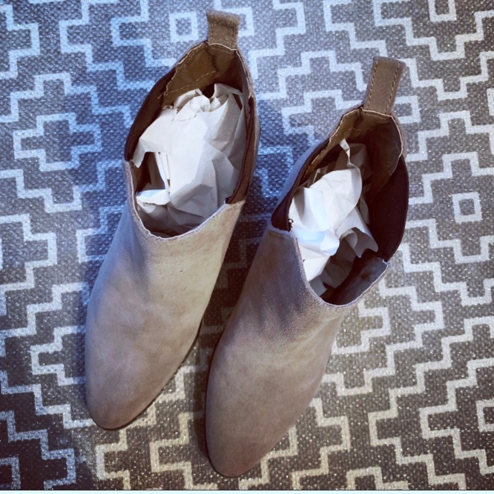 🌻White mountain taupe suede block heel booties🌻 - Picture 6 of 7